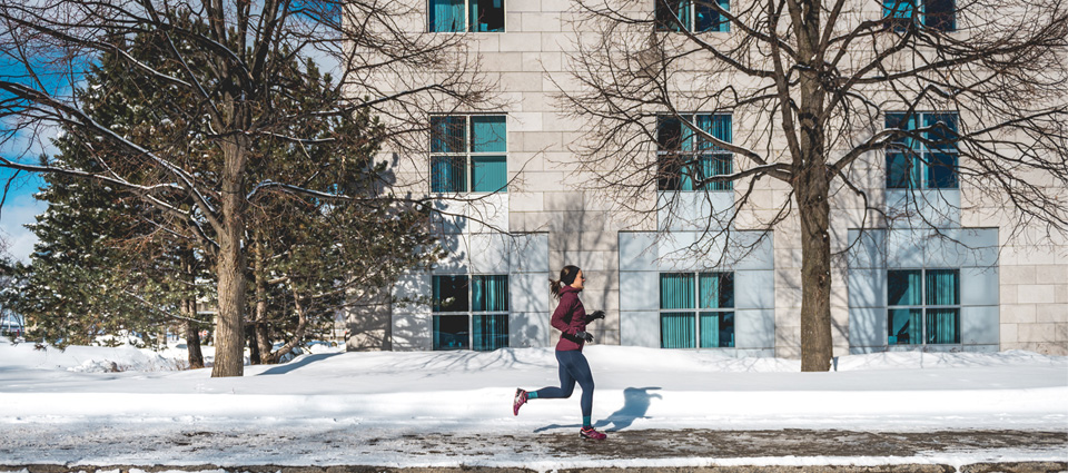 Étudiante courant sur le campus