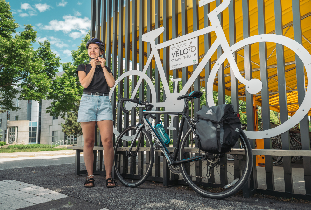 Femme avec son vélo sur le campus