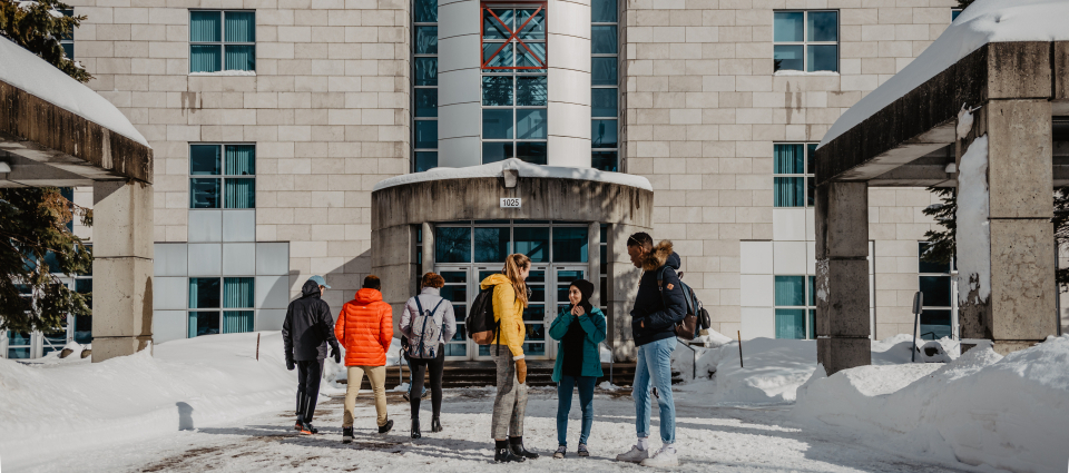 Etudiants devant un pavillon