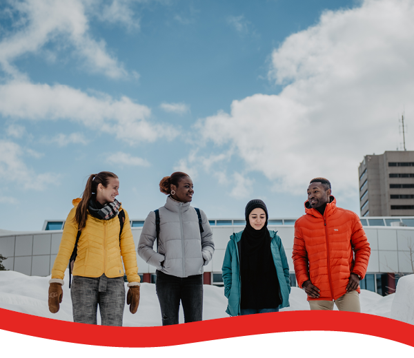 Groupe d'étudiants marchant dehors en hiver