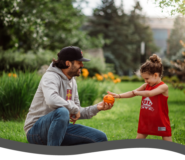 Père et sa fille dans un jardin