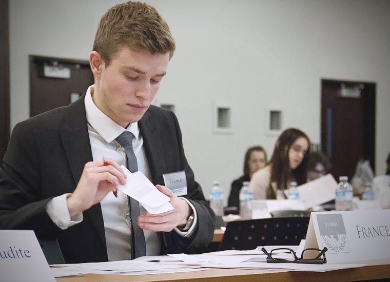 Étudiant en classe à l'École supérieure d’études internationales