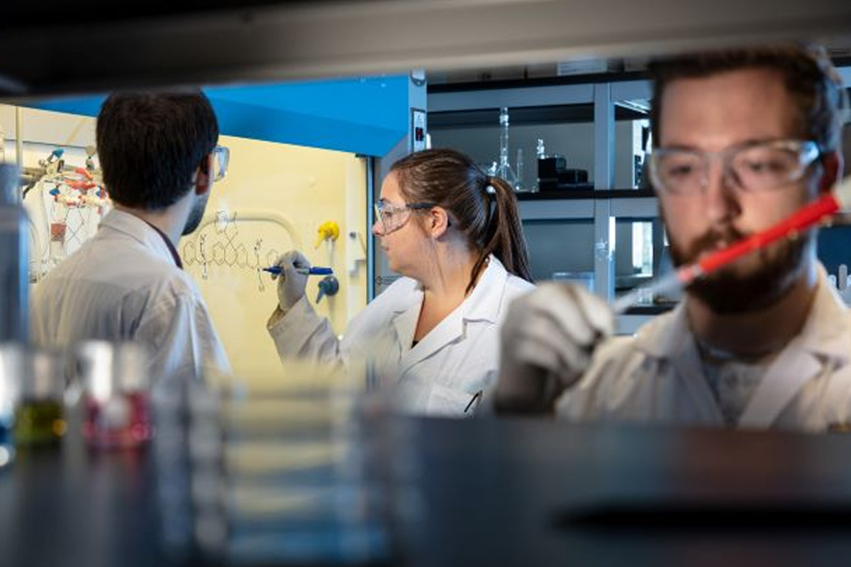 scientifiques dans un laboratoire