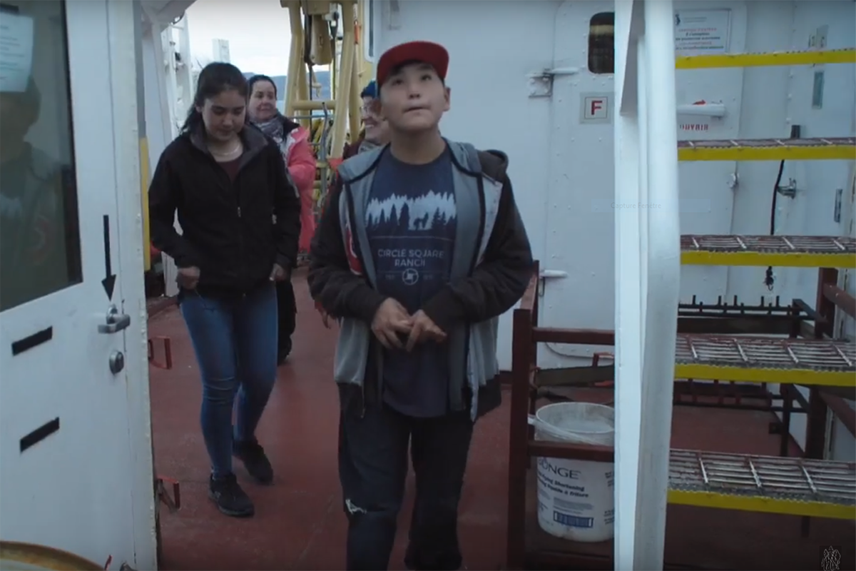 Des jeunes autochtones découvrent le brise-glace de recherche NGCC Amundsen.