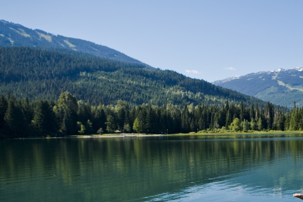 Paysage lac et montagnes