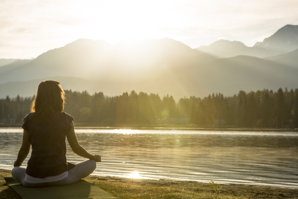 Yoga devant un lac