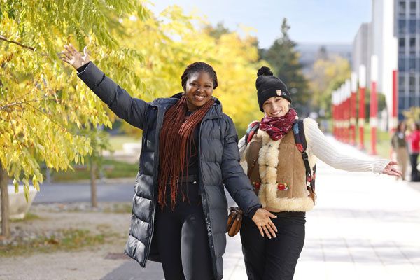 Un étudiant et une étudiante sur le campus de l'Université Laval