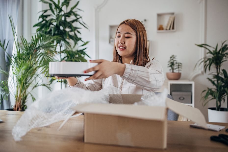 femme qui ouvre un cadeau