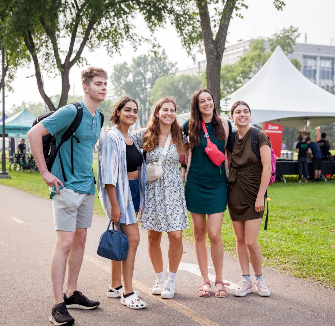 des étudiantes et un étudiant sur le campus de l'Université Laval