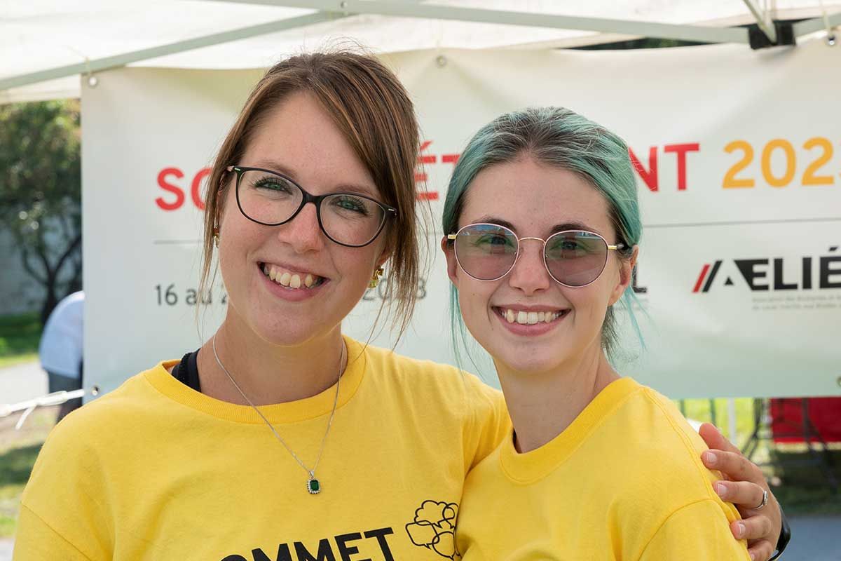 Deux jeune femmes souriantes