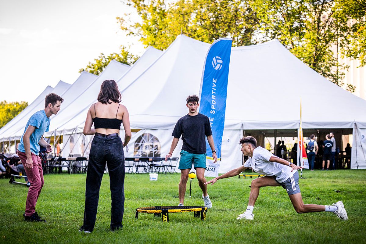 Étudiant jouant au spikeball