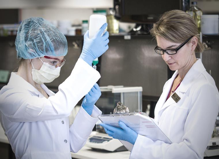 deux étudiantes dans un laboratoire