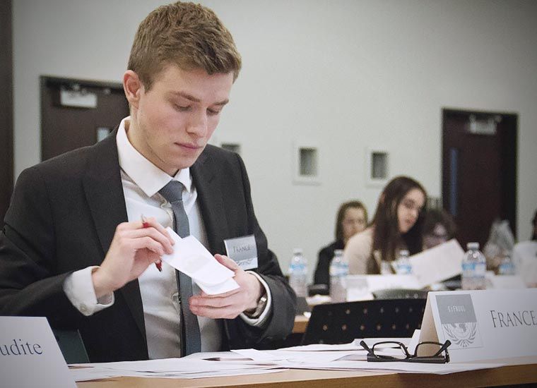 étudiant participant à un colloque