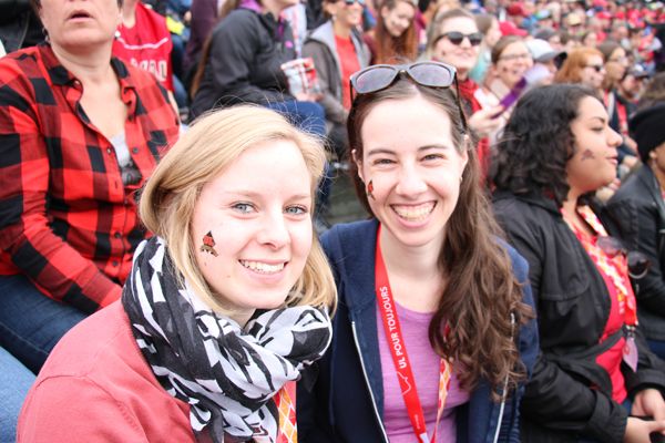 Deux étudiantes au Rouge et Or