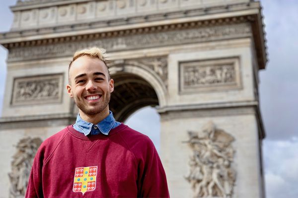 Étudiant portant un chandail de l'Université Laval