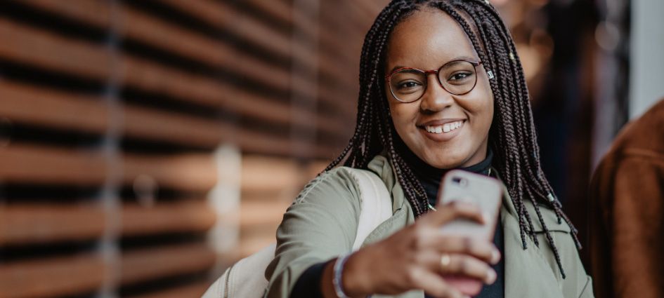 Étudiante qui prend un selfie