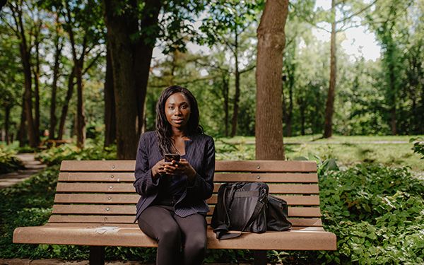 Étudiante assise sur un banc