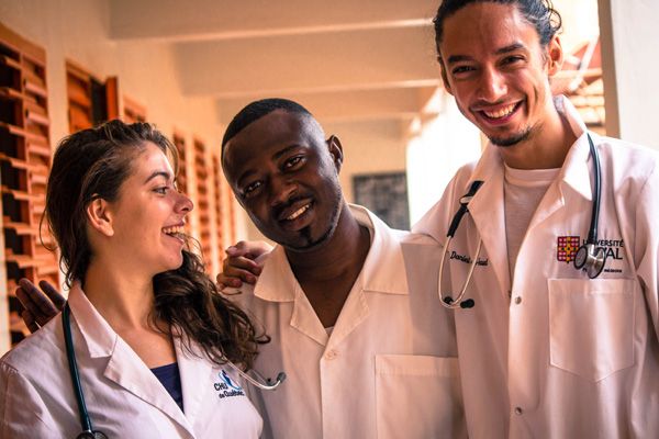 Étudiants en médecine en stage au Burkina Faso
