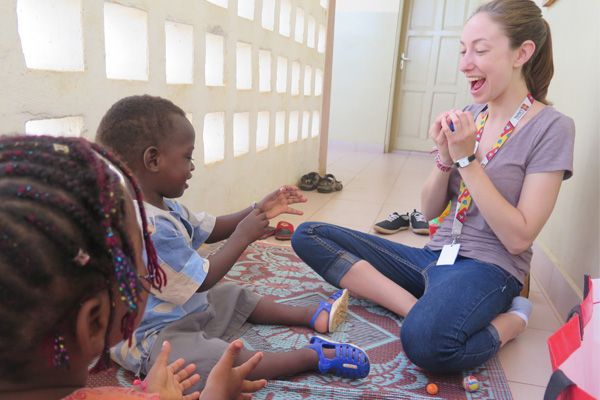 Étudiante en physiothérapie avec des enfants au Togo