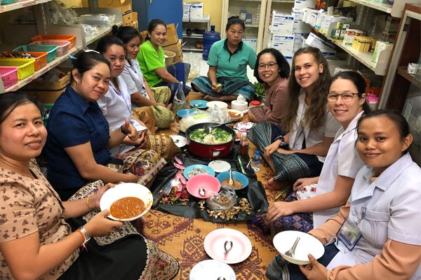 Femmes partageant un repas au sol au Vietnam