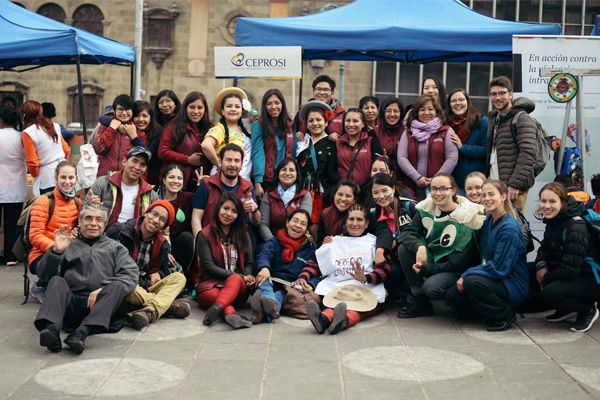 Étudiants ULaval lors d’une Feria avec l’organisme CEPROSI en Bolivie