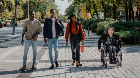 Étudiants et étudiante sur le campus de l'Université Laval