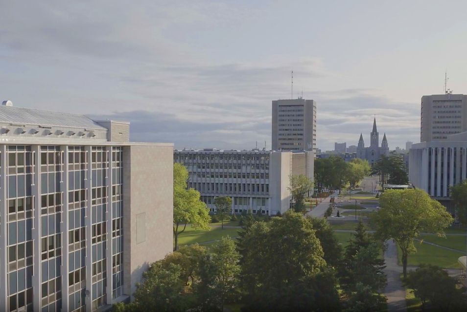 Étudiants devant un ordinateur