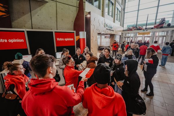 Étudiants au pavillon Desjardins