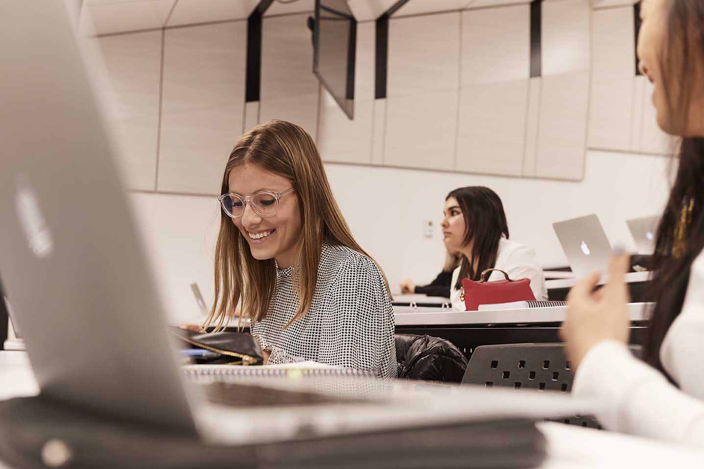 Étudiante avec ordinateur