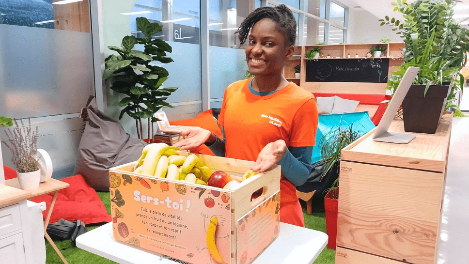 Jeune femme souriante avec des fruits