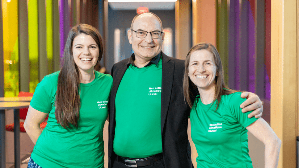 Trois personnes souriantes