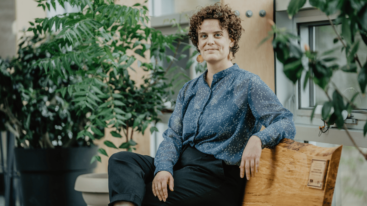 Femme assise sur un banc en bois