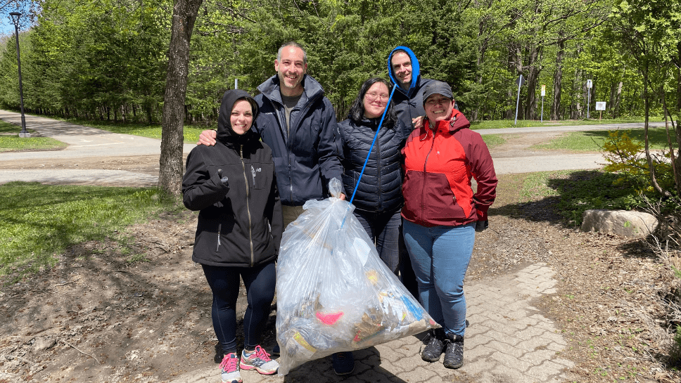 Personnes avec sac de déchets