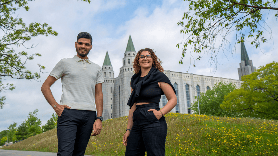 Deux étudiants devant la pavillon Casault