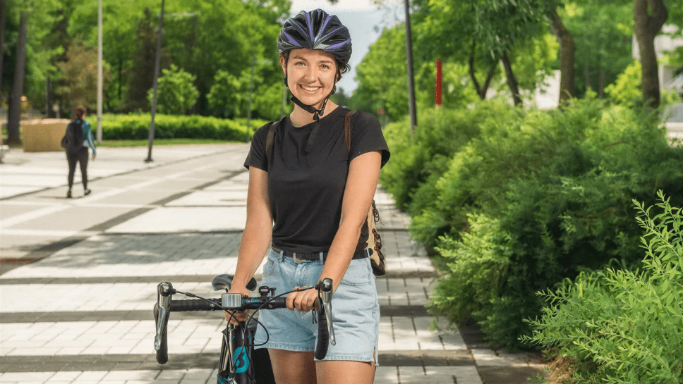 Jeune femme avec casque de vélo