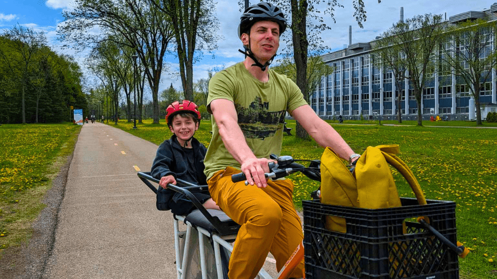 Homme en vélo avec un enfant
