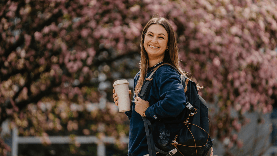jeune femme avec tasse à café réutilisable