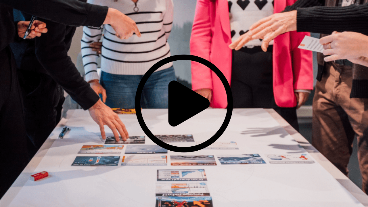 Personnes discutant autour d'une table