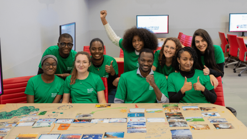 Groupe de personnes souriantes