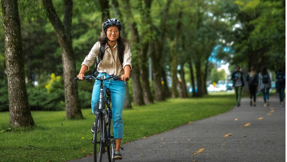 Jeune femme à vélo