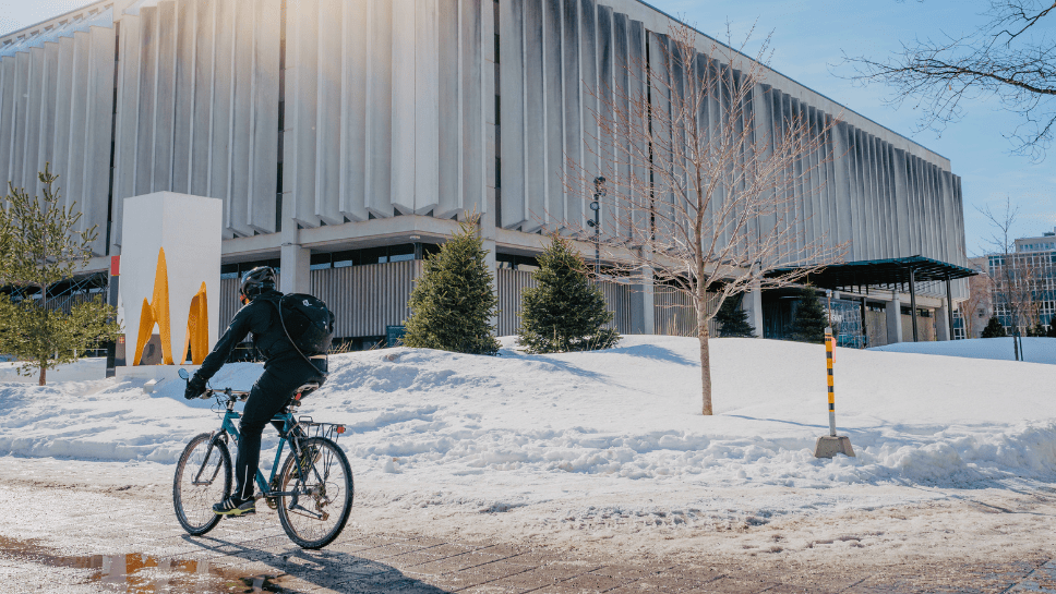 personne en vélo l'hiver