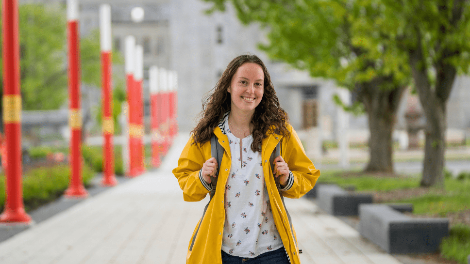 Jeune femme avec imperméable jaune