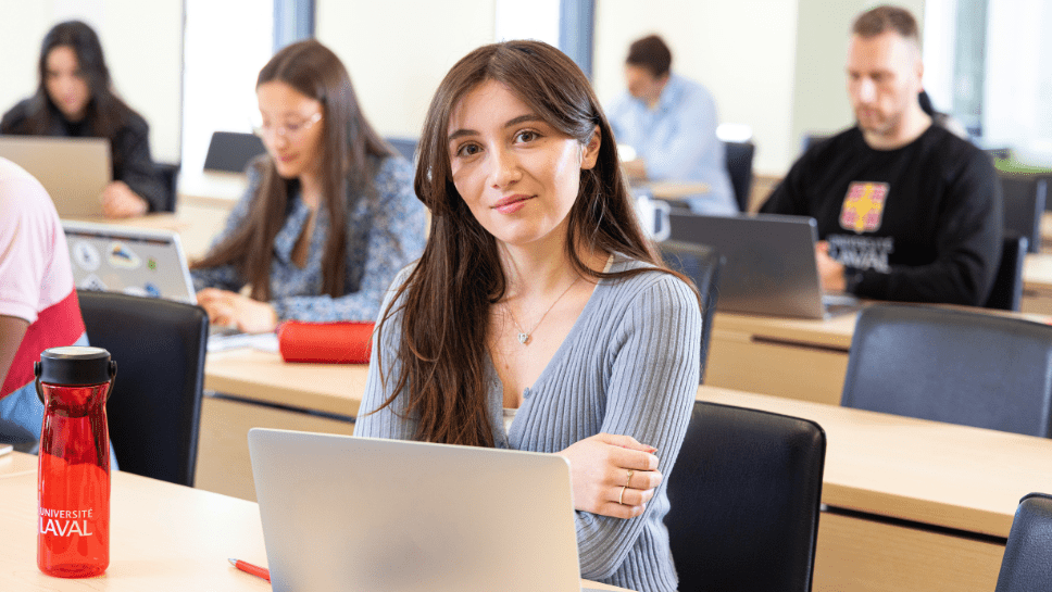 jeune femme dans une salle de classe