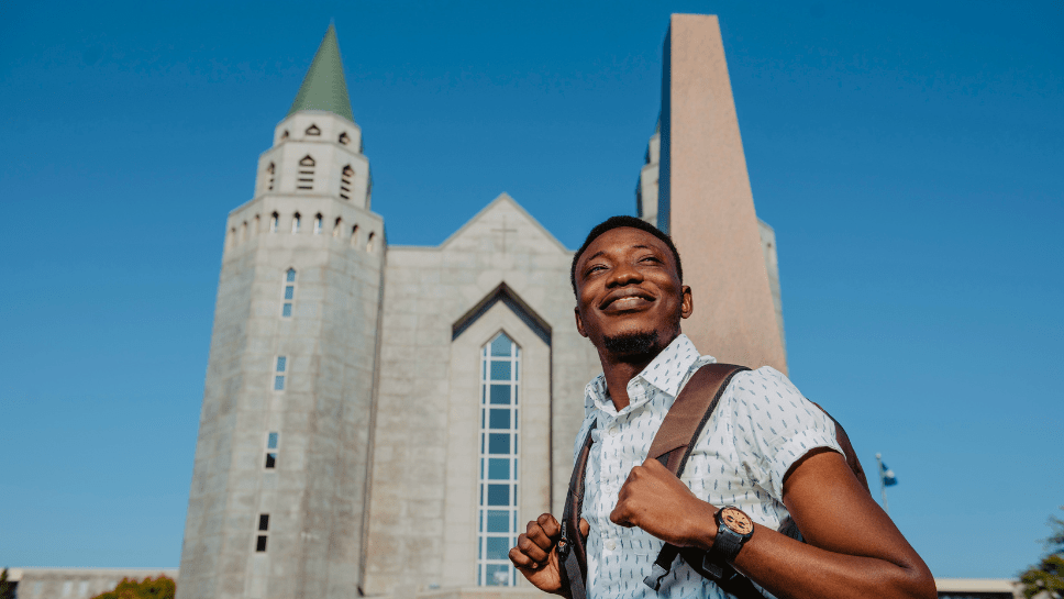 Jeune homme devant un bâtiment