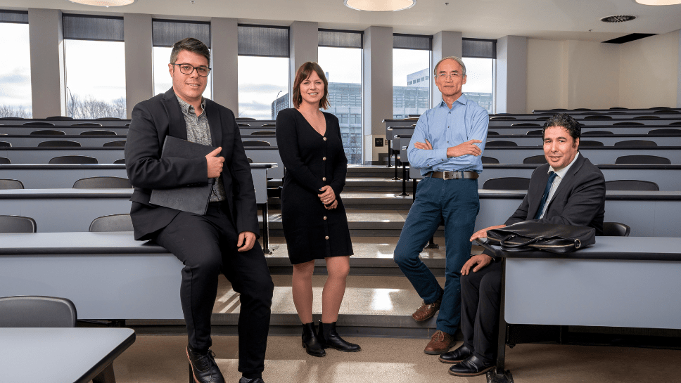 Professeurs dans une salle de classe vide