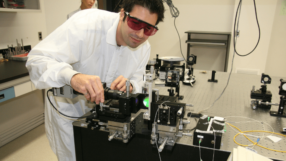 Jeune homme avec équipement technologique