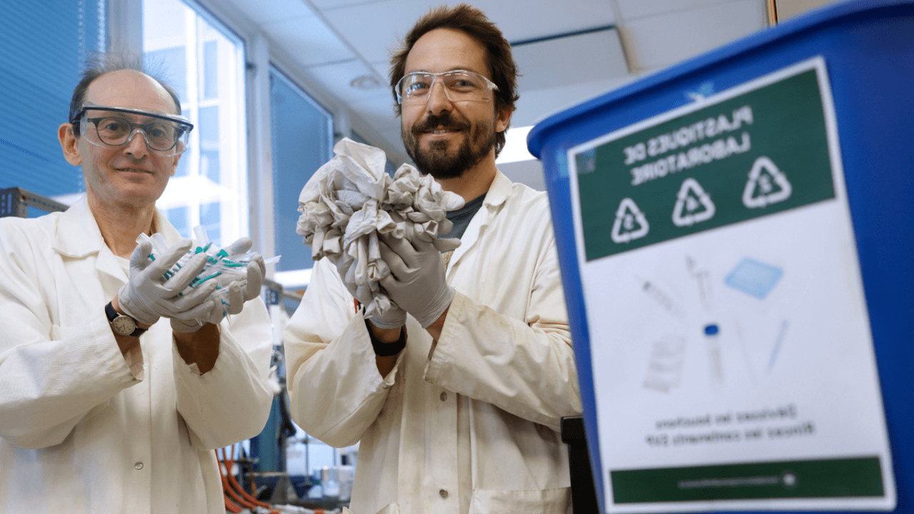 Personnes qui recyclent dans un laboratoire