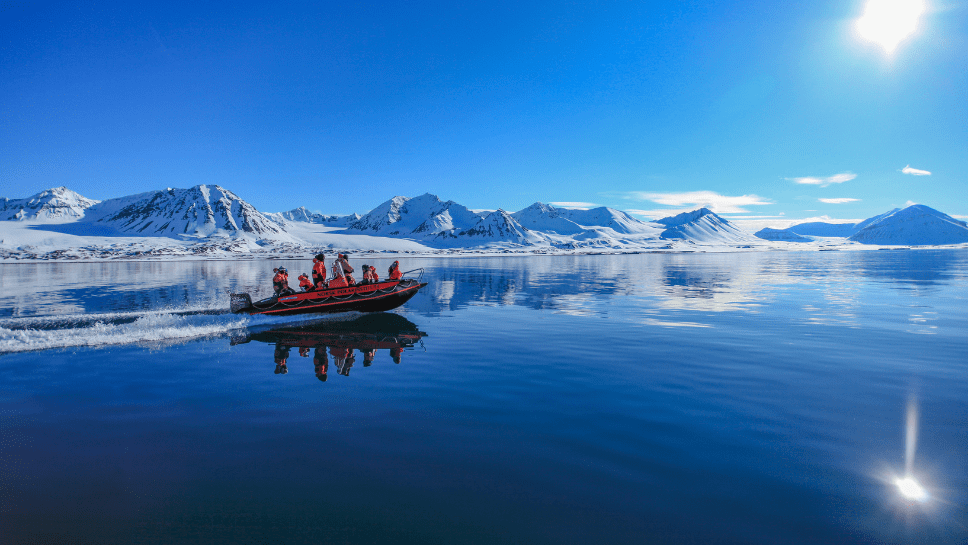 Bateau zodiac dans le Grand Nord