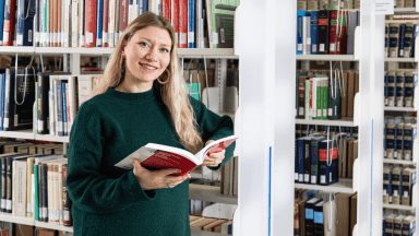 étudiante à la bibliothèque