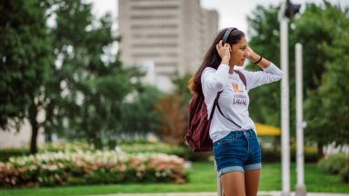 étudiante sur le campus